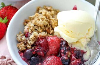 Mixed Berry Crisp in bowls