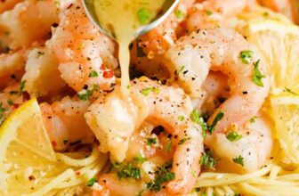 adding sauce to Easy Shrimp Scampi Recipe