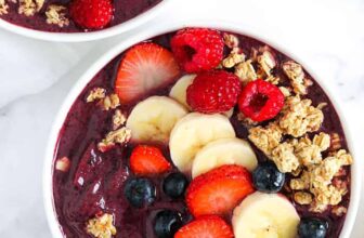 Easy Acai Bowl Recipe in bowls