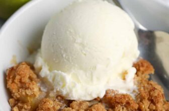 Apple Crumble with ice cream